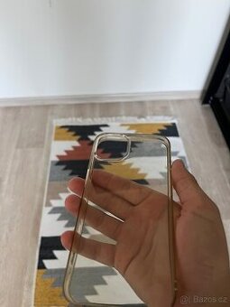 Průhledný obal na iPhone 13.