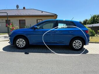 Nová Škoda Fabia 4 s lehkým poškozením. V tovární záruce.
