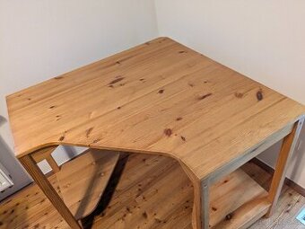 Rohový dřevěný stůl