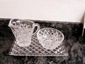 Skleněné mísy, vázy, tácy, cukřenka, konvička, popelníky,