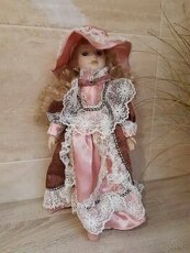 Panenka s keramickou hlavičkou