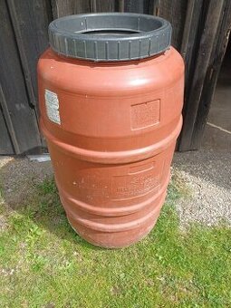 Plastový sud, snad 230 litrů