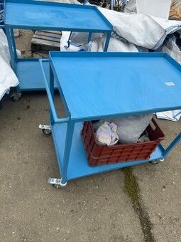 Dílenský pojízdný pracovní stůl.