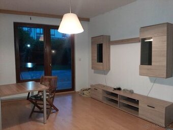 Závěsná obývací stěna s osvětlením, skleněné police