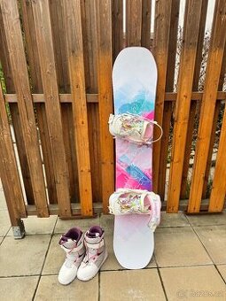 Nový snowboard s vázáním a botami
