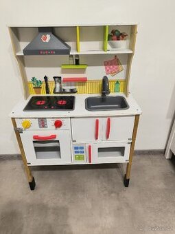 Dětská dřevěná kuchynka