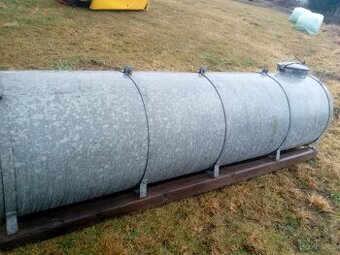 Nádrž, cisterna ,sud, napáječka na vodu.