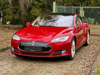 Tesla Model S85 El.Panorama Kuze Vzd.podvozek barva RedMult