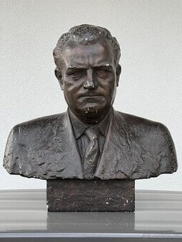 Dobová sádrová busta K. Gottwald VELKÁ