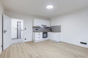 Byt 2+kk s rozšířenou lodžií a klimatizací, 39m²