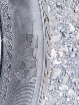 235/45R17