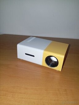 🎥 Mini LED projektor – jako nový, včetně krabice