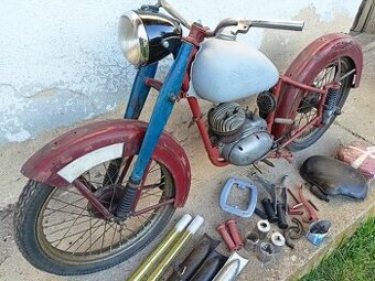 ČZ 125c červena verze