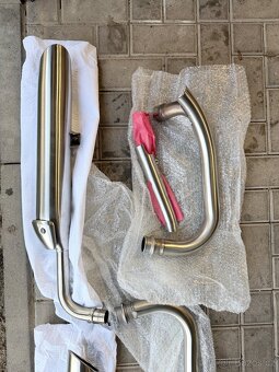 Originální svody a výfuky Triumph Bobber (nové)