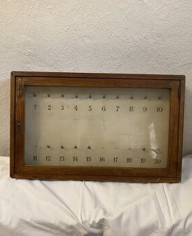 Stará skříňka na klíče