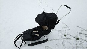 Kovové sáňky s madlem - kočárek