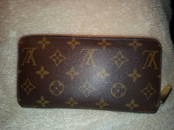Louis Vuitton Zippy Wallet Monogram Canvas, Red Interior