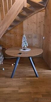 Jídelní stůl