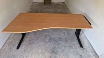 Výškově stavitelný kancelářský stůl