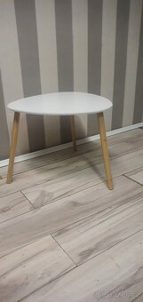 stolek ve skandinávském stylu