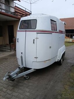 Přepravník  2 koní celolaminátový se sedlovnou