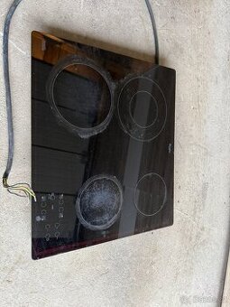 Elektrický sporák značky WHIRPOOL