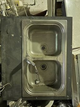 Nerezové dřezy-dvoudřezy