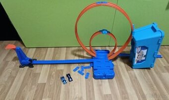 Hot Wheels dráha se dvěmi autíčky