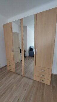 šatní skřiň se zrcadly