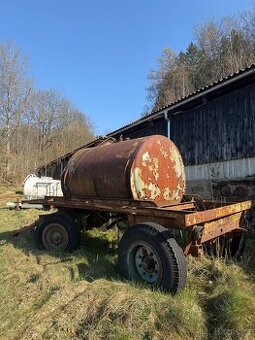 Vojenská cisterna na vodu