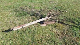 STARÝ PLUH 03 S DŘEVĚNOU OJÍ A KOVOVÝMI RUKOJEŤMI – ANTIK