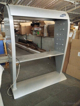 Designové masivní stříbrné vitríny