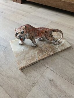 Tygr na mramoru