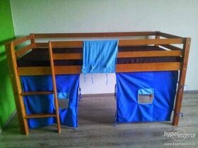 Dětská postel vyvýšená vč.roštu a dekoračních závěsů.