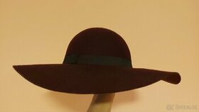 Elegantní tmavě fialový vlněný klobouk s černou stuhou