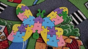Dřevěné puzzle motýlek s písmeny a čísly