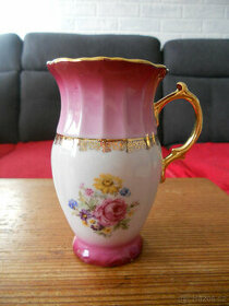 Růžový porcelán, růžový džbánek s květinami