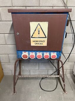 Stavební rozvaděč s elektroměrem a proudovým chráničem