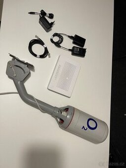 Anténa a router zařízení pro internetové připojení a TV
