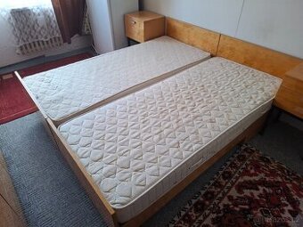 Dvoulůžková postel se stolky a sedákem + 2 matrace