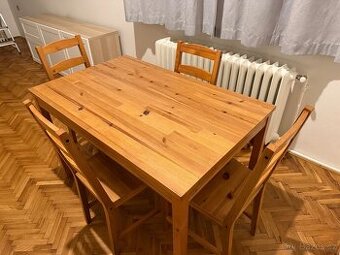 Prodám jídelní stůl a 4 židle.