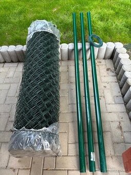Zahradní pletivo se sloupky a drátem (cca 25m)