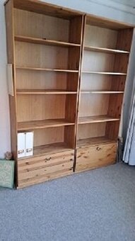 Knihovny Ikea a psací stůl