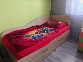 Postel s úložným prostorem