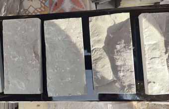 Obkladový kámen -šedý pískovec 20x10x3- nový