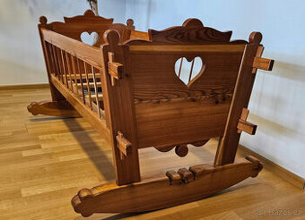 Dřevěná kolébka pro miminko
