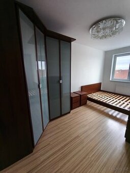 Skříň + rám postele + 2 noční stolky