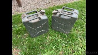 Vojenský plechový kanystr