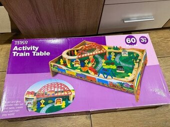 Dřevěný stoleček pro vláčky