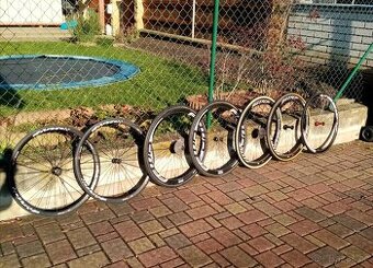 Karbon. Kola silniční:- Zipp, FFWD, Easton, Remerx